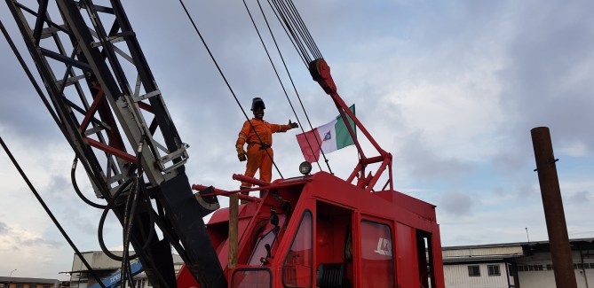 gru con bandiera .jpg